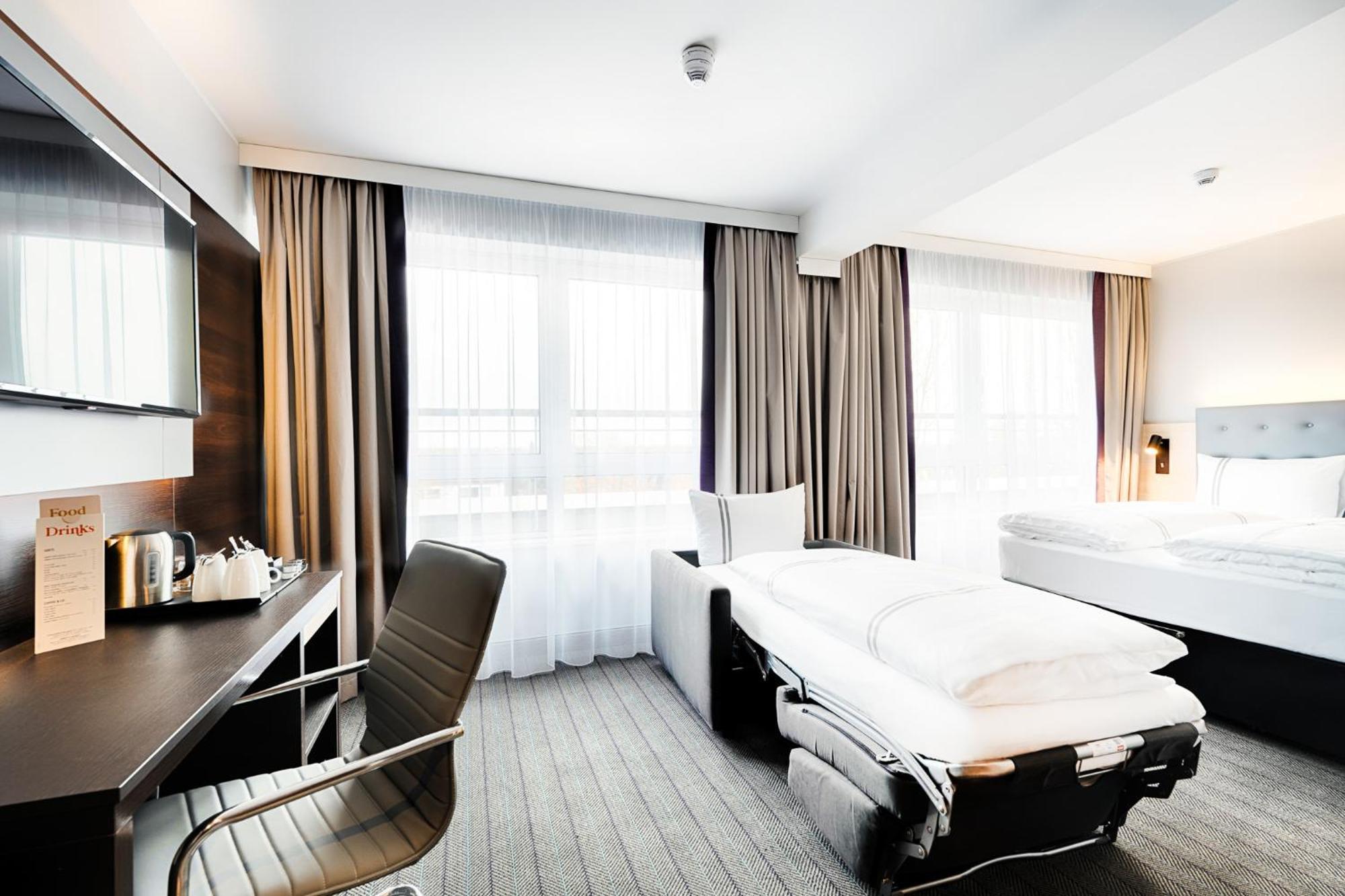 Family Room with a double bed and 1 single beds